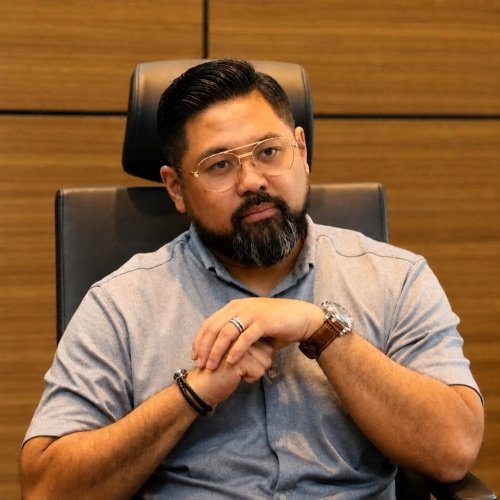 Azfar, Advisor