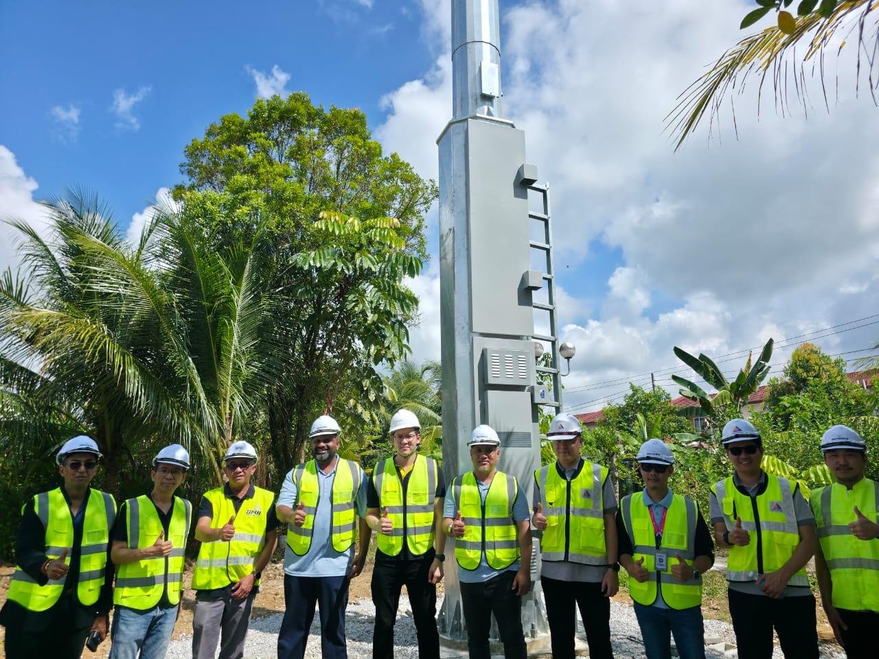 Demanlink deployment team beside a newly installed shareable telecom structure in Sarawak